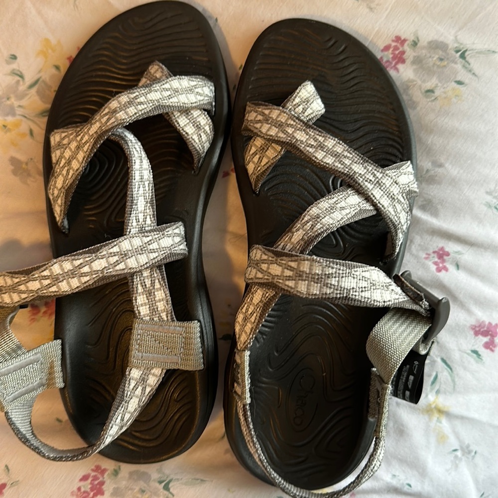 Women’s size 8 grey/white chaco sandals with designated straps for big toe